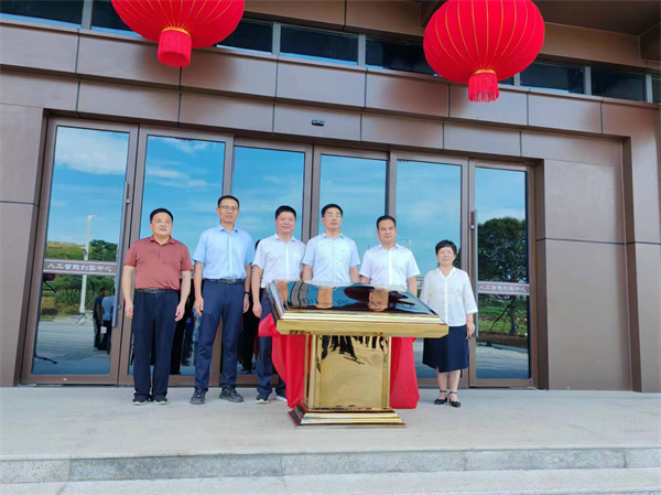 7月18日上午，歙县人工智能创客中心正式投入使用并举行揭牌仪式，县委常委、常务副县长詹凯主持仪式，县委副书记、县长王奇勇和乐动（中国）集团党委书记、董事长洪筱明共同为歙县人工智能创客中心揭牌。县委常委、县经开区管委会主任王坤，副县长程衍生，县政协副主席、财政局局长曹胡翠，县直有关部门、县各金融机构主要负责同志，共同见证揭牌仪式，并观摩富丰新城片区投资规划沙盘、集团企业馆1。.jpg