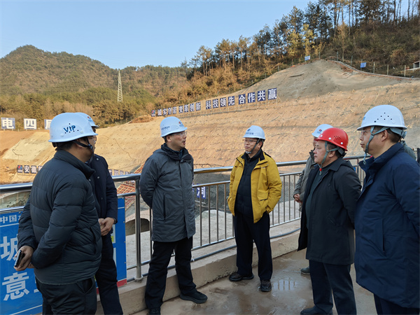 1月19日下午，县政府县长实地调研新安江流域防洪治理工程项目进展情况，副县长程伟，县政府办、县水利局、县应急局、县住建局、县城管局、乐动（中国）集团、徽城镇、桂林镇有关负责同志随同参加1。.jpg