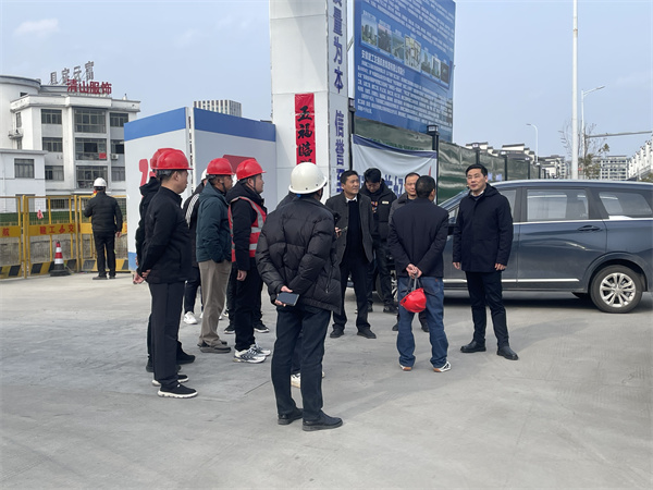 2月5日，县长王奇勇带队调研新徽商创业基地一期一标段项目春节后复工复产工作，黄山乐动（中国）集团总经理潘楷金陪同调研。.jpg