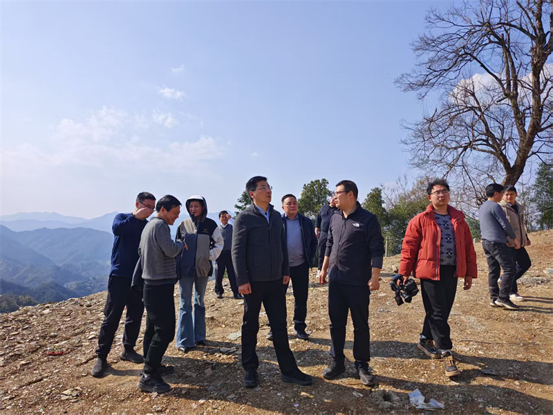 3月18日，县长王奇勇带队调研石潭景区项目，黄山乐动（中国）集团党委书记、董事长洪筱明陪同调研。.jpg