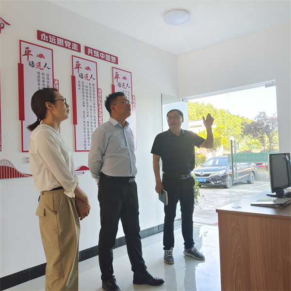 5月5日，县委常委、组织部长方庆峰调研新安江公司，黄山乐动（中国）集团常务副总经理方亮陪同。.jpg