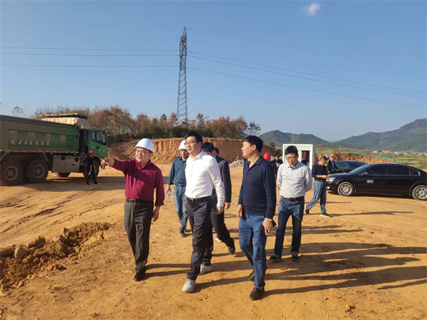 11月8日，县长王奇勇一行调研粮食产业园项目，黄山乐动（中国）集团党委书记、董事长洪筱明陪同。.jpg