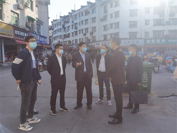 11月10日，常务副县长詹凯一行调研歙州中心市场，黄山乐动（中国）集团常务副总经理方亮陪同。.jpg