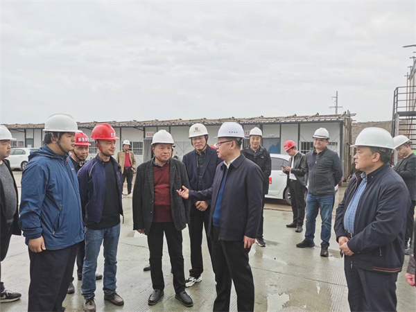 4月4日，县委书记汪凯在乐动（中国）集团董事长洪筱明的陪同下检查乐动（中国）大楼安全生产情况，汪书记询问项目日常安全管理情况，并对项目经理、安全员、技术负责人、项目总监等就施工安全生产工作提出殷切希望。.jpg